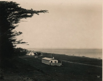 OVER STRANDEN - Udsigt mod havet, Pavillionen, Skipperhuset.jpg OVER STRANDEN - Udsigt mod havet, Pavillionen, Skipperhuset.jpg